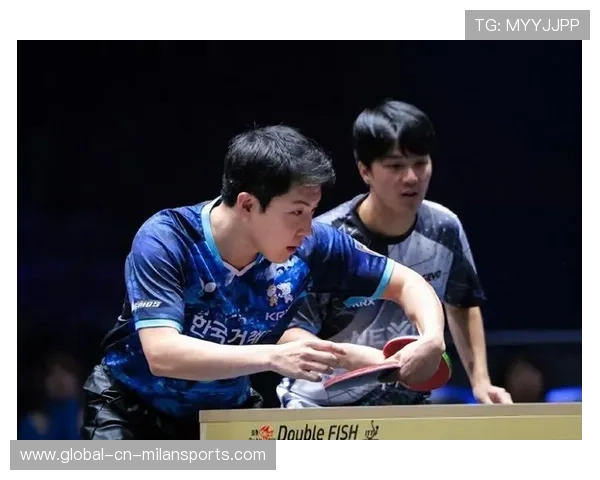 韩国摔跤运动员在国际比赛中捧得金牌，韩国传统摔跤比赛