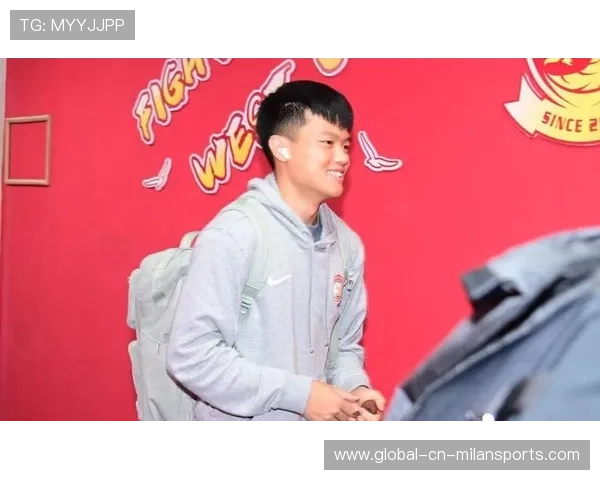 上海海港杨希贴身逼停突破，硬生生把人挤到边线